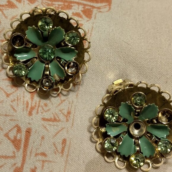 SUPER VINTAGE DELICATE FLOWER CLIP ON EARRINGS. - Picture 1 of 1